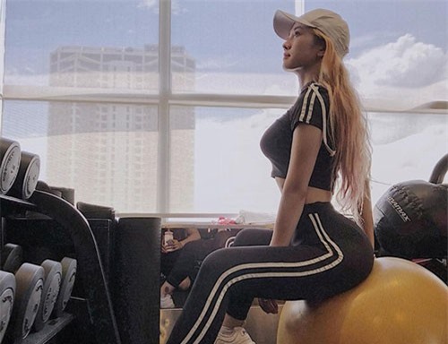 “Hot girl phòng gym” sở hữu thân hình đồng hồ cát và khuôn mặt "thiên thần"