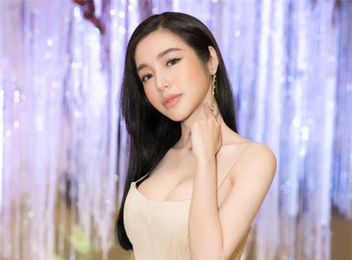 Elly Trần khoe ngực “khủng” sau thời gian vắng bóng