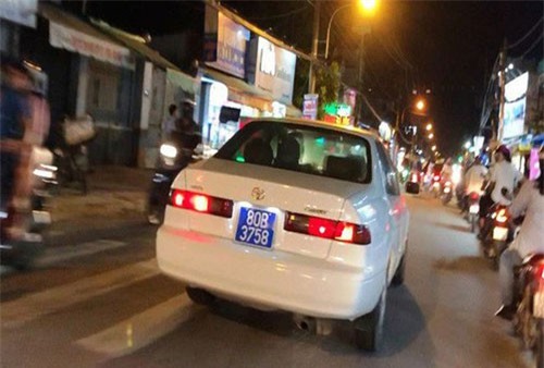 Phạt gần 15 triệu đồng người lái xe ô tô biển 80B giả