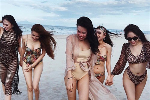 Hội bạn thân 10 năm rủ nhau diện bikini, khoe body nóng bỏng "đốt" cả Instagram