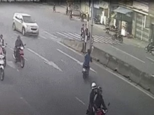 Clip: 'Cái kết đắng' của 2 thanh niên chạy xe ngược chiều