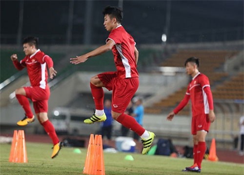 Bùi Tiến Dũng chấn thương, HLV Park Hang Seo vá hàng thủ như thế nào?