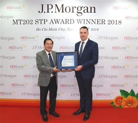 Ông Jason Clinton – Giám đốc Vùng Đông Nam Á và Australia, Ngân hàng J.P Morgan  trao giải thưởng cho đại diện lãnh đạo HDBank, ông Phạm Quốc Thanh – Phó TGĐ.