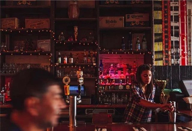 Alexandria Ocasio-Cortez làm nhân viên pha chế đồ uống, phục vụ bàn trong nhà hàng trước khi dấn thân vào con đường chính trị (Ảnh: Twitter)