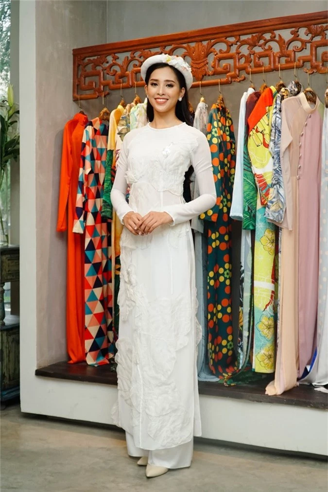 Đảm nhận dòng trang phục truyền thống, mang đậm hơi thở Á Đông là NTK Thủy Nguyễn.