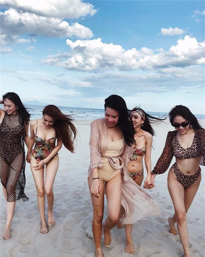 Hội bạn thân 10 năm rủ nhau diện bikini, khoe body nóng bỏng đốt cả Instagram - Ảnh 1.