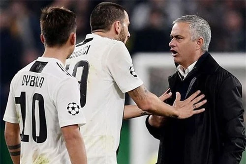 Các cầu thủ Juventus phản ứng với hành động ăn mừng khiêu khích của HLV Mourinho