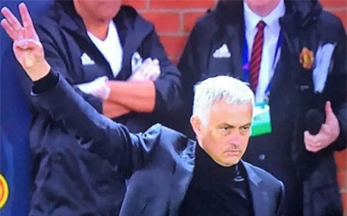 Mourinho đáp trả CĐV Juventus ở trận lượt đi tại Old Trafford