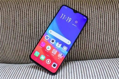 Oppo RX17 Pro được trang bị màn hình AMOLED kích thước 6,4 inch, độ phân giải Full HD Plus (2.340x1.080 pixel), mật độ điểm ảnh 402 ppi. Màn hình này được chia theo tỷ lệ 19,5:9, thiết kế dạng giọt nước.