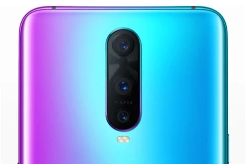 Oppo RX17 Pro được trang bị 3 camera sau. Trong đó, cảm biến chính độ phân giải 12 MP, có thể điều chỉnh khẩu độ từ f/1.5-2.4, hỗ trợ lấy nét Dual Pixel PDAF, chống rung quang học (OIS). Cảm biến thứ hai độ phân giải 20 MP, f/2.6 giúp chụp ảnh xóa phông. Cảm biến thứ 3 không tiết lộ độ phân giải, có chức năng chụp ảnh 3D. Bộ ba máy ảnh này được trang bị đèn flash LED, quay video 4K.