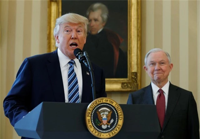 
Tổng thống Mỹ Donald Trump sa thải Bộ trưởng Tư pháp Jeff Sessions. (Ảnh: Reuters)
