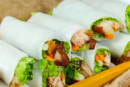 Clip: 'Mê mẩn' với món phở cuốn ba chỉ heo chiên cay