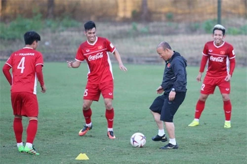 Thầy trò HLV Park Hang-seo tập luyện trước trận đấu. Ảnh: VnExpress.