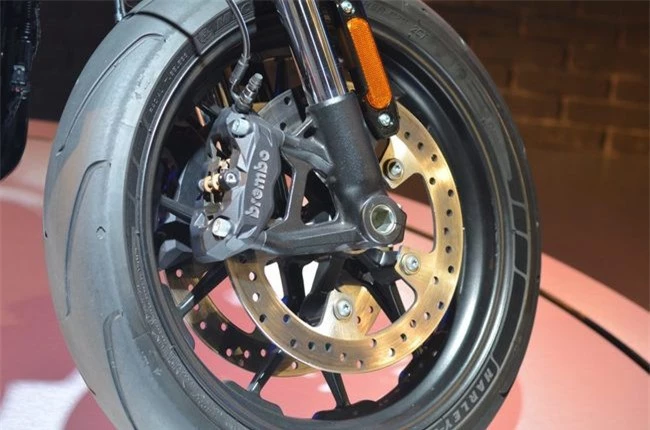 Phanh đĩa với hệ thống kẹp Brembo. 