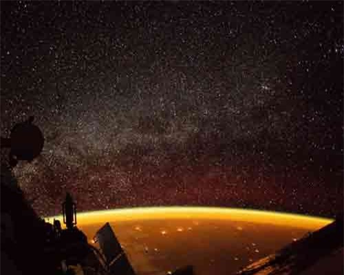 Quầng sáng màu cam bí ẩn bao quanh Trái Đất