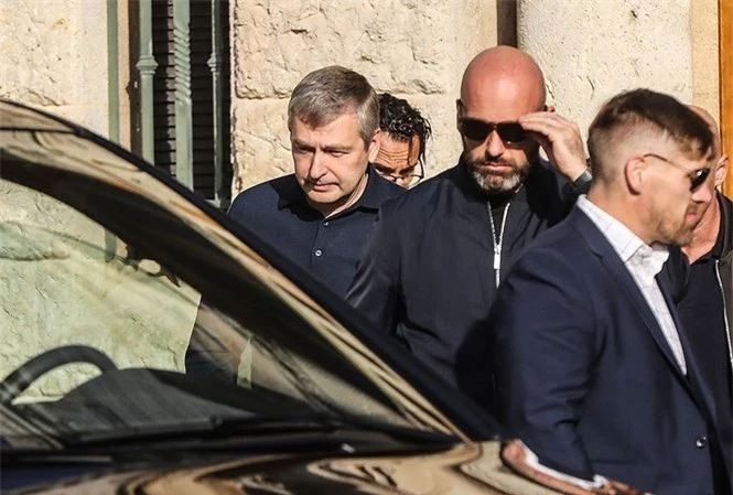 Tỷ phú Rybolovlev (ngoài cùng bên trái) rời tòa án Monaco sau phiên tranh tụng với Yves Bouvier.
