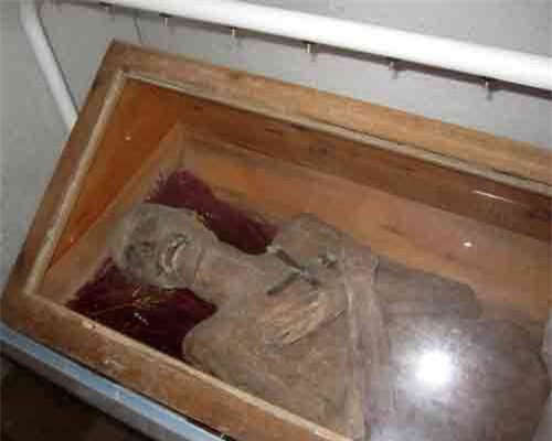 Bí ẩn về thi thể 300 năm không phân hủy trong hầm mộ