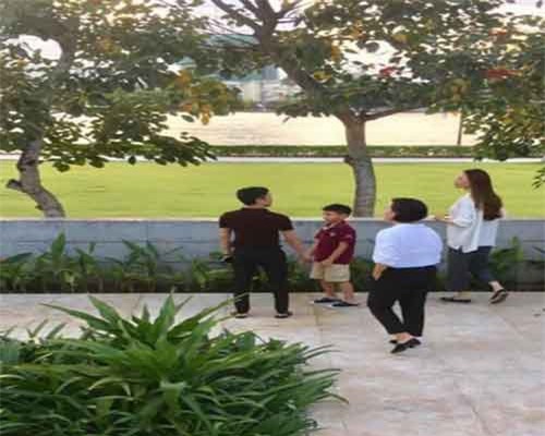 Chuyện showbiz: Cường Đô la dắt người yêu và con trai đi xem nhà