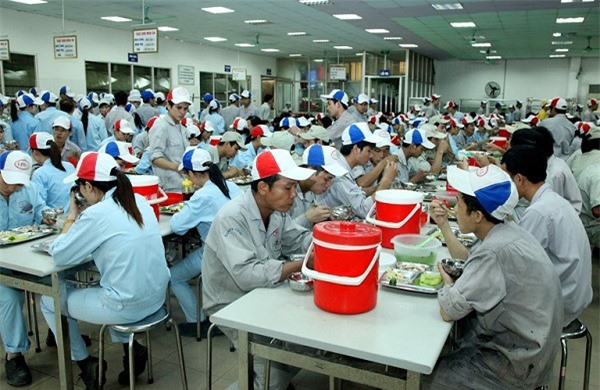 Mỗi bữa ăn của công nhân chỉ từ 12-14 nghìn đồng