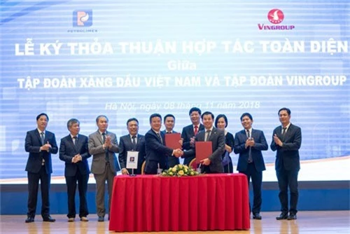 VinFast xây dựng chuỗi tổ hợp dịch vụ cho ô tô, xe máy điện trên toàn quốc. Ngày 8/11/2018 tại Hà Nội, Tập đoàn Vingroup và Tập đoàn Xăng dầu Việt Nam (Petrolimex) đã ký thỏa thuận hợp tác toàn diện xây dựng chuỗi tổ hợp dịch vụ cho toàn bộ sản phẩm xe VinFast. Sự kiện đã nâng quy mô khai thác các điểm dịch vụ của VinFast. (CHI TIẾT)