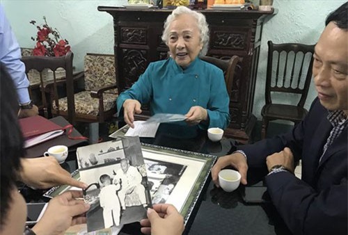 Phu nhân Bộ trưởng Nguyễn Cơ Thạch tặng ảnh quý về Bác Hồ