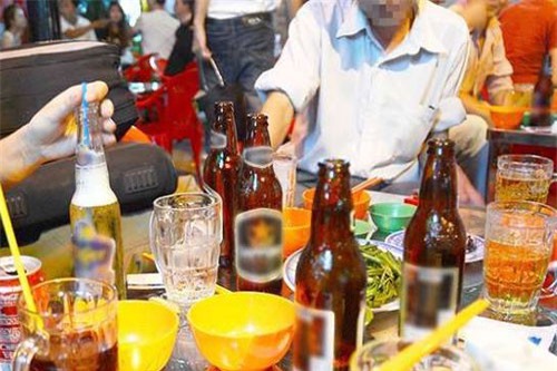 BẢN TIN TÀI CHÍNH-KINH DOANH: Người Việt mua xe đắt mùa cao điểm, tăng thuế để giảm tiêu thụ bia rượu