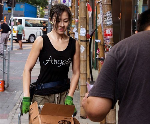 Cô gái xinh như hoa có 10 năm làm nghề bốc vác