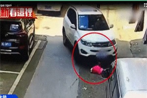 Clip: Bị ôtô cán qua người, bé gái 2 tuổi vẫn sống sót thần kỳ
