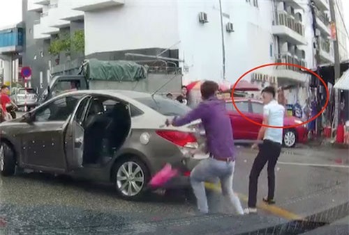 Sau va chạm, nam thanh niên đi xe máy vác dao chặt tay tài xế ô tô