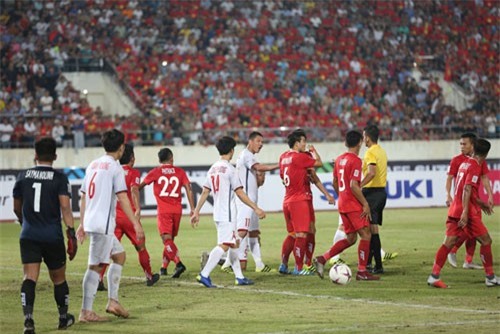 Đội tuyển Việt Nam tranh thủ tập tại Lào chờ đấu Malaysia