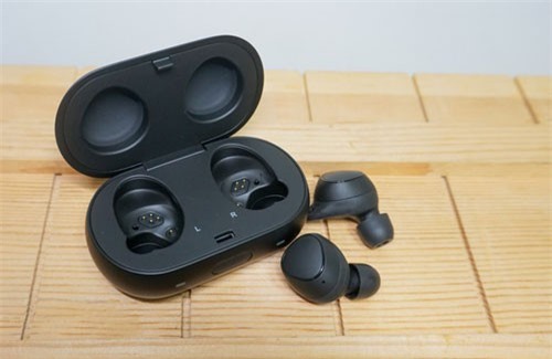 Cận cảnh tai nghe hoàn toàn không dây Samsung Gear IconX 2018 tại Việt Nam