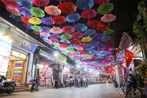 Choáng ngợp với con đường rực rỡ sắc màu được ví như “Hội An thứ 2” ở Hà Nội