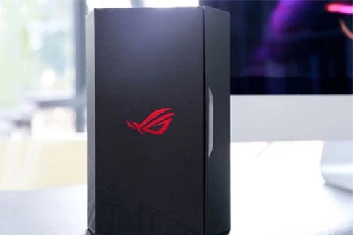 Hộp đựng Asus ROG Phone.