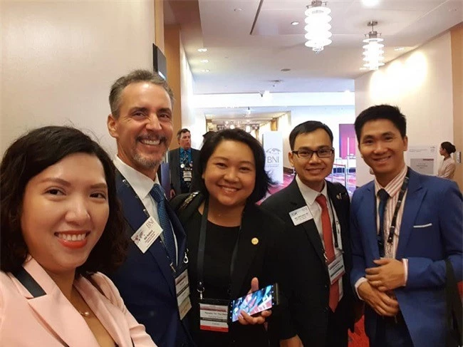 -	Chủ tịch BNI Lâm Đồng (đứng giữa) giao lưu, kết nối với các doanh nhân BNI toàn cầu