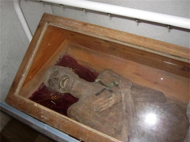 Thi thể chôn cất dưới hầm mộ hơn 300 năm không bị phân hủy