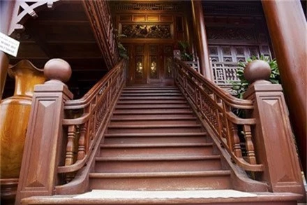  Được biết ngôi nhà sàn gỗ lim này thuộc sở hữu của đại gia Bùi Đức Giang. 