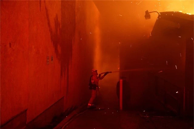 Hơn 2.200 lính cứu hỏa đang kìm chế ngọn lửa và đến tối muộn ngày 8/11, khu vực Camp Fire vẫn chưa thể được kiểm soát, theo thông báo của cơ quan cứu hỏa và bảo vệ rừng bang California.