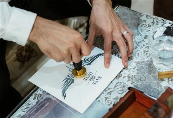 Thiệp cưới được hai vợ chồng Ưng Hoàng Phúc tự lên ý tưởng, đặt thiết kế riêng trên chất liệu mica và giấy nghệ thuật một cách tinh tế, trang nhã.