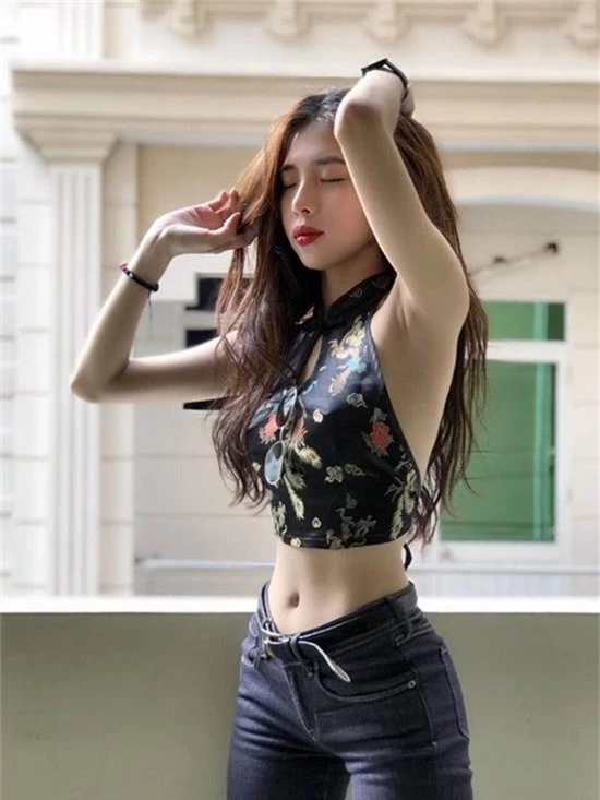 hotgirl sai thanh co than hinh nong bong toi muc bi don thoi 