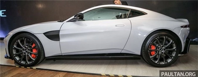 Aston Martin V8 Vantage 2018 gia tu 390.000 USD tai Malaysia hinh anh 2