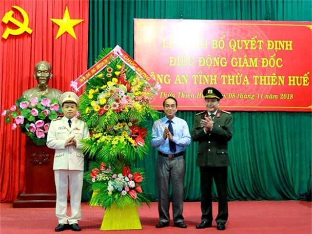 Đại tá Nguyễn Quốc Đoàn (trái) giữ chức vụ Giám đốc Công an tỉnh Thừa Thiên Huế thay cho Đại tá Lê Quốc Hùng (phải) (ảnh: P.A)