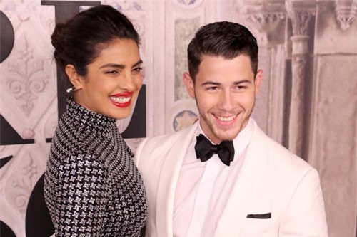 Nick Jonas và Hoa hậu Thế giới hơn 10 tuổi đăng ký kết hôn