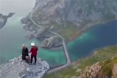 Clip: 'Toát mồ hôi' với màn cầu hôn nguy hiểm bậc nhất thế giới