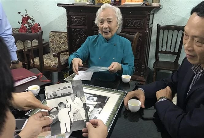 Bà Phan Thị Phúc trao tặng ảnh quý cho Bảo tàng Hồ Chí Minh. Ảnh: Nguyên Khánh