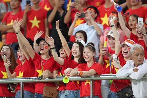 Chiêm ngưỡng dàn CĐV nữ xinh đẹp của ĐT Việt Nam ở trận đấu với ĐT Lào
