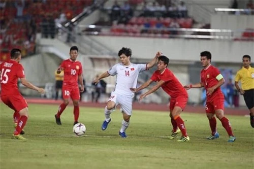 Công Phượng kiểm soát bóng trước sự đeo bám của các hậu vệ ĐT Lào. Ảnh: Thể thao & Văn hóa.