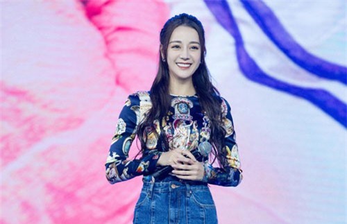 Hậu nghi vấn "mua giải Thị Hậu", Địch Lệ Nhiệt Ba khoe góc nghiêng thần thánh cùng sắc vóc đỉnh cao tại sự kiện