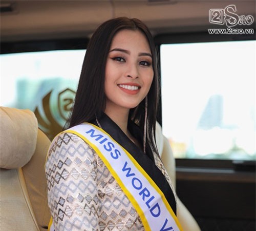 Trần Tiểu Vy xuất hiện xinh như hoa tại sân bay, chính thức lên đường chinh chiến Hoa hậu Thế Giới 2018