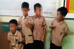 Clip: Thầy hiệu trưởng bị lên án vì bắt học sinh tiểu học hút thuốc