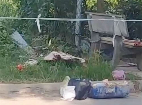 Trẻ sơ sinh nghi bị sát hại, miệng bị nhét giấy bỏ thi thể bên đường